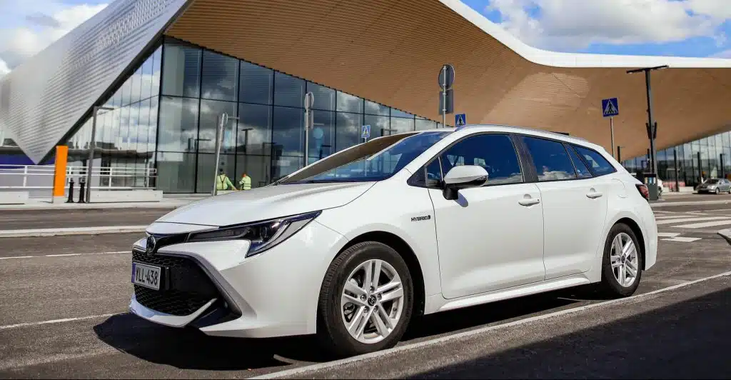 Toyota hybrid -henkilöauto modernissa ympäristössä